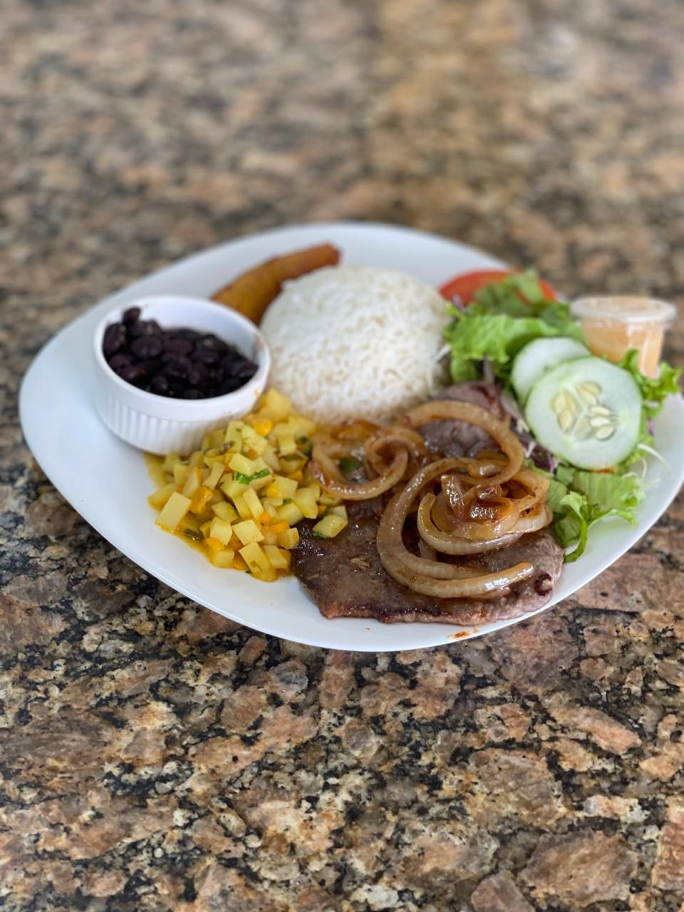 Casado típico costarricense con arroz, frijoles, carne y ensalada