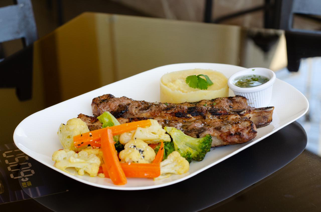 Costillas a la parrilla con puré y vegetales al vapor