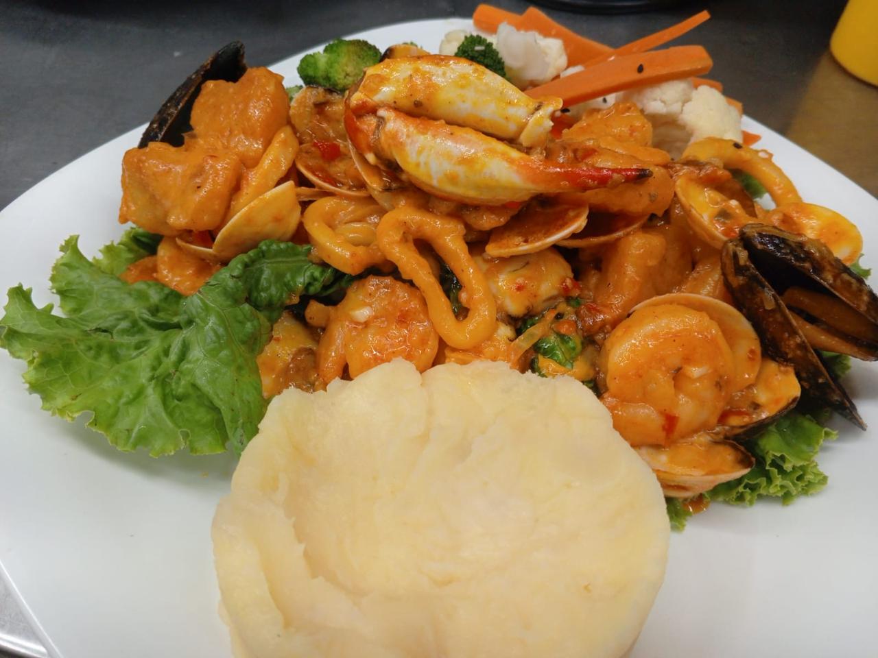 Mariscada con camarones, calamares y mejillones